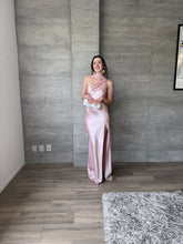 Cargar imagen en el visor de la galería, Perlaire - Vestido largo satinado rosa palo
