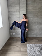 Cargar imagen en el visor de la galería, Caliz - Vestido largo de satín marino
