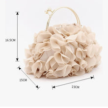 Cargar imagen en el visor de la galería, Clutch floral con asa
