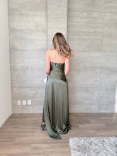 Cargar imagen en el visor de la galería, Nerissa - Vestido largo strapless olivo
