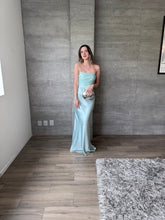 Cargar imagen en el visor de la galería, Caliz - Vestido largo satinado azul claro
