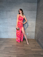 Cargar imagen en el visor de la galería, Solara - Vestido largo escotado rosa naranja
