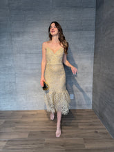 Cargar imagen en el visor de la galería, Ophelia - Vestido midi crochet dorado
