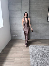 Cargar imagen en el visor de la galería, Nougat - Vestido largo satinado chocolate
