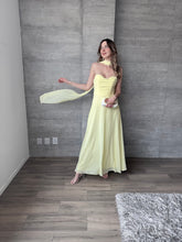 Cargar imagen en el visor de la galería, Dore - Vestido strapless amarillo
