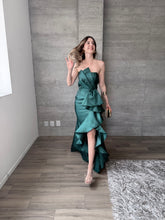 Cargar imagen en el visor de la galería, Odetta - Vestido largo strapless verde botella

