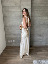 Cargar imagen en el visor de la galería, Lisai - Vestido satinado color crema
