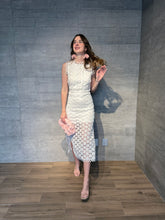 Cargar imagen en el visor de la galería, Praline - Vestido midi crochet blanco
