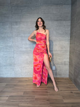 Cargar imagen en el visor de la galería, Solara - Vestido largo escotado rosa naranja
