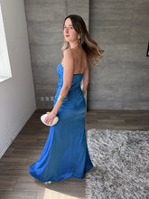 Cargar imagen en el visor de la galería, Clementine - Vestido largo strapless azul
