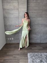Cargar imagen en el visor de la galería, Elodie - Vestido largo satinado lima
