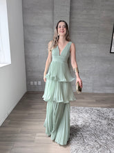 Cargar imagen en el visor de la galería, Juliette - Vestido largo plisado con olanes verde sage
