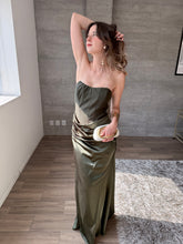 Cargar imagen en el visor de la galería, Praiano olivo - Vestido largo strapless olivo
