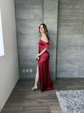 Cargar imagen en el visor de la galería, Renata - Vestido largo satinado vino
