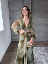 Cargar imagen en el visor de la galería, Noor - Vestido largo con mangas estampado color olivo
