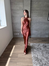 Cargar imagen en el visor de la galería, Lisai - Vestido largo halter satinado terracota
