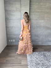 Cargar imagen en el visor de la galería, Coraline - Vestido largo de tul color mostaza
