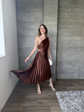 Cargar imagen en el visor de la galería, Nicola - Vestido midi plisado chocolate
