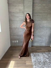 Cargar imagen en el visor de la galería, Francesca - Vestido satinado cafe
