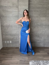 Cargar imagen en el visor de la galería, Clementine - Vestido largo strapless azul
