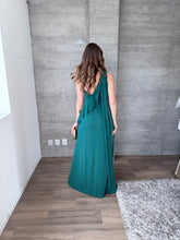Cargar imagen en el visor de la galería, Silvana - Vestido largo asimétrico esmeralda
