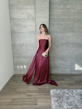 Cargar imagen en el visor de la galería, Nerissa - Vestido largo strapless vino
