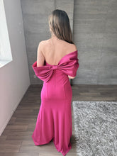 Cargar imagen en el visor de la galería, Daphne - Vestido largo con moño en espalda rosa
