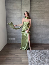 Cargar imagen en el visor de la galería, Marena - Vestido largo strapless satinado verde sage
