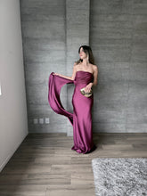 Cargar imagen en el visor de la galería, Caliz - Vestido largode satín ciruela
