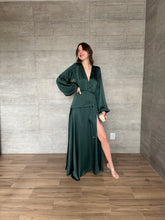 Cargar imagen en el visor de la galería, Clare - Vestido largo con manga verde oscuro
