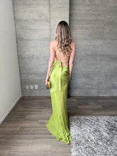 Cargar imagen en el visor de la galería, Pistacchio - Vestido largo satín verde
