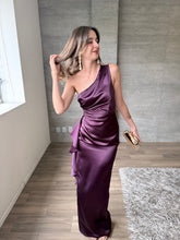 Cargar imagen en el visor de la galería, Duna - Vestido largo satinado morado
