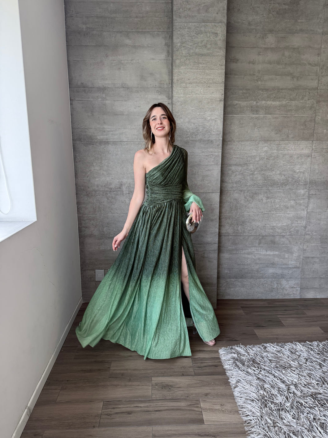 Donatella - Vestido largo con una manga olivo