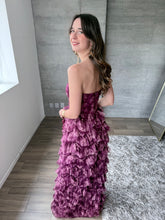 Cargar imagen en el visor de la galería, Coraline - Vestido largo de tul color vino floral

