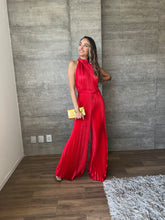 Cargar imagen en el visor de la galería, Gala - Jumpsuit rojo plisado halter
