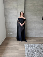 Cargar imagen en el visor de la galería, Venus - Vestido largo strapless con capa negro
