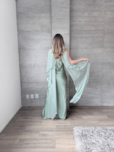 Cargar imagen en el visor de la galería, Sodi - Vestido largo satinado con capa color verde

