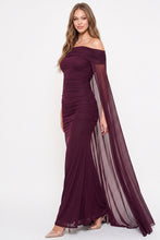 Cargar imagen en el visor de la galería, Venus - Vestido largo strapless con capa color ciruela
