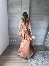 Cargar imagen en el visor de la galería, Agatha - Vestido largo satinado mocha
