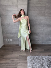 Cargar imagen en el visor de la galería, Elodie - Vestido largo satinado lima
