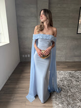 Cargar imagen en el visor de la galería, Arabelle - Vestido largo con capa azul
