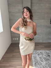 Cargar imagen en el visor de la galería, Rosalie - Vestido mini satinado con capa champagne
