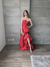 Cargar imagen en el visor de la galería, Odetta - Vestido largo strapless rojo
