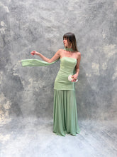 Cargar imagen en el visor de la galería, Sago - Vestido largo strapless verde sage
