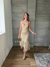 Cargar imagen en el visor de la galería, Ophelia - Vestido midi crochet dorado
