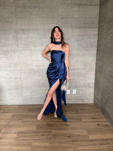 Cargar imagen en el visor de la galería, Marena - Vestido largo satinado strapless azul marino
