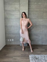 Cargar imagen en el visor de la galería, Cerise - Vestido midi crochet rosa

