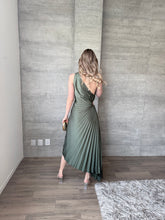 Cargar imagen en el visor de la galería, Nicola - Vestido midi plisado olivo
