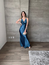 Cargar imagen en el visor de la galería, Lula - Vestido largo de satín verde azulado
