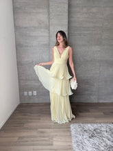 Cargar imagen en el visor de la galería, Juliette - Vestido largo plisado con olanes amarillo mantequilla
